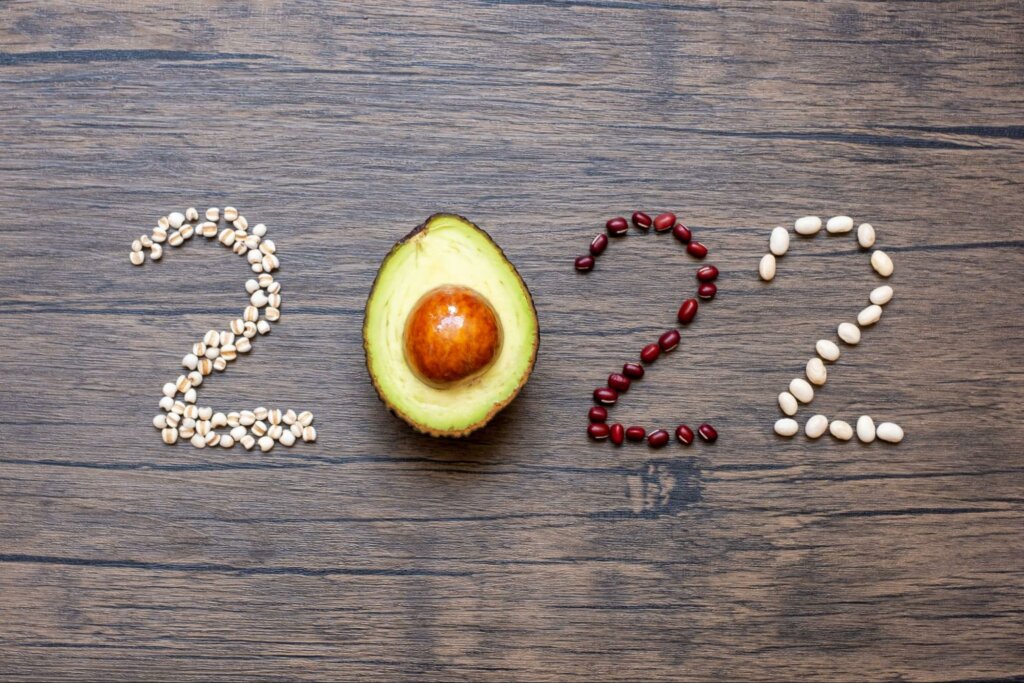 2022 spelled out in different foods to represent resolutions for better digestion