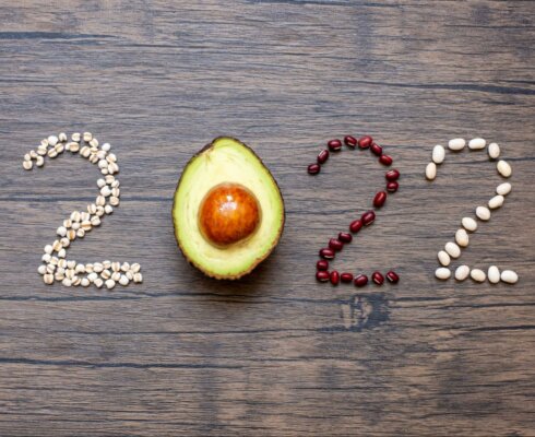 2022 spelled out in different foods to represent resolutions for better digestion