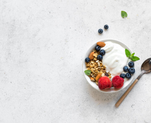 Granola with yogurt and berries / blog - introduce probiotics